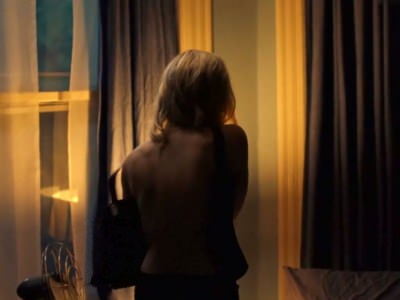 seks-lili-rejnhart-himicheskie-serdca-2 Лили Рейнхарт снимает лифчик в фильме Химические сердца