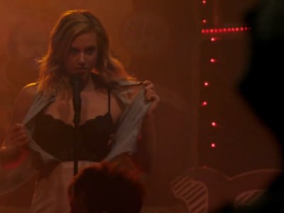 Стриптиз Лили Рейнхарт в сериале Ривердэйл