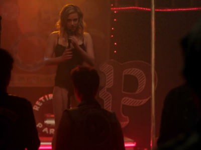Стриптиз Лили Рейнхарт в сериале Ривердэйл