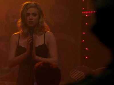 Стриптиз Лили Рейнхарт в сериале Ривердэйл