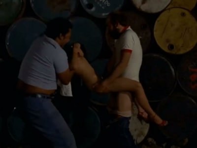 troe-muzhchin-otobrali-u-parnya-devushku-i-iznasilovali-2 Мужчины насилуют девушку в фильме Lílian, a Suja