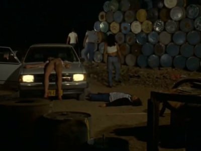 troe-muzhchin-otobrali-u-parnya-devushku-i-iznasilovali-4 Голая девушка на капоте в фильме Lílian, a Suja