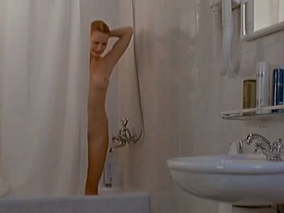 zrelaya-zhenshchina-prinimaet-dush-bespredel-1 Зрелая Кимберли Кейтс принимает душ в фильме Беспредел