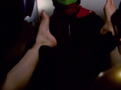 devushku-iznasilovala-gruppa-parnej-v-lyzhnyh-kostyumah-1 Девушку изнасиловала группа парней в лыжных костюмах