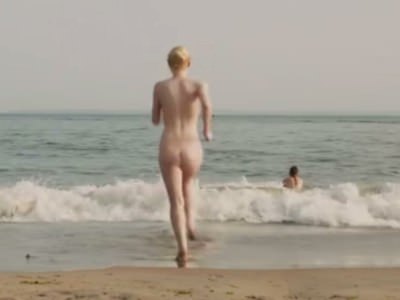 elizabet-olsen-i-dakota-fenning-kupayutsya-golyshom-v-more-4 Элизабет Олсен и Дакота Фэннинг купаются голышом в море