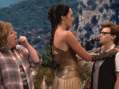 gal-gadot-celuet-kejt-makkinnon-v-zasos-1 Галь Гадот готовится поцеловать Кейт Маккиннон в засос