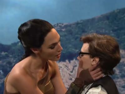 gal-gadot-celuet-kejt-makkinnon-v-zasos-2 Галь Гадот наклоняется что бы поцеловать Кейт Маккиннон в засос