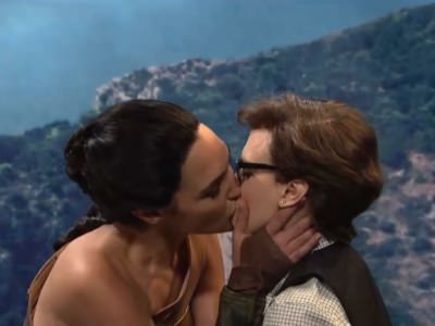 gal-gadot-celuet-kejt-makkinnon-v-zasos-3 Галь Гадот целует Кейт Маккиннон в засос