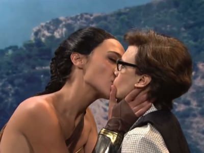 gal-gadot-celuet-kejt-makkinnon-v-zasos-4 Галь Гадот целует Кейт Маккиннон в засос