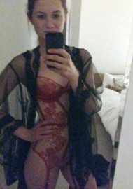 Бонни Райт в сексуальном нижнем белье