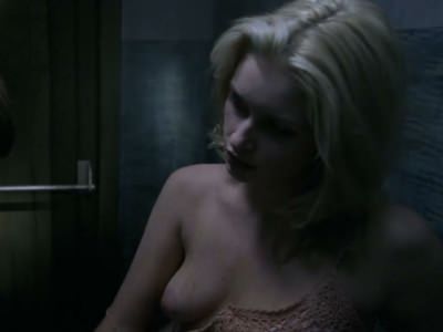 Голая Брианна Браун в фильме Зло внутри