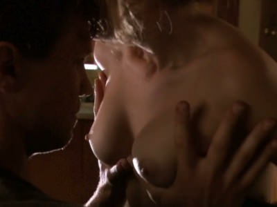 Голая грудь Никки Эйкокс в фильме Темный мир