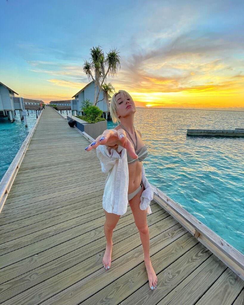 Клава Кока в купальнике