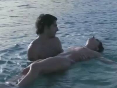 krasivyj-seks-na-beregu-more-s-marinoj-kalogiru-4 Голая грудь Марины Калогиру