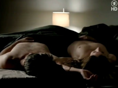 muzh-neskolko-raz-trahaet-svoyu-zhenu-l-segeld-2 Муж и жена в постели после секса в фильме Lösegeld