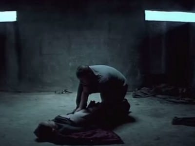 отец насилует свою дочь в фильме Зона военных действий