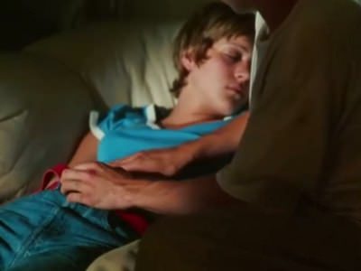 paren-iznasiloval-pyanuyu-podrugu-poka-ona-spala-2 Парень изнасиловал пьяную подругу пока она спала