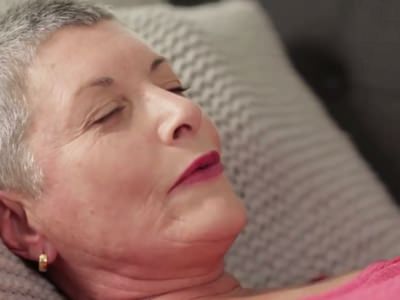 Пожилая женщина кончает
