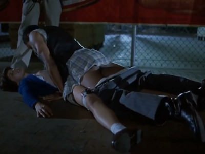 chernyj-paren-iznasiloval-beluyu-krasotku-na-glazah-u-druzej-4 Черный парень изнасиловал белую красотку на глазах у друзей