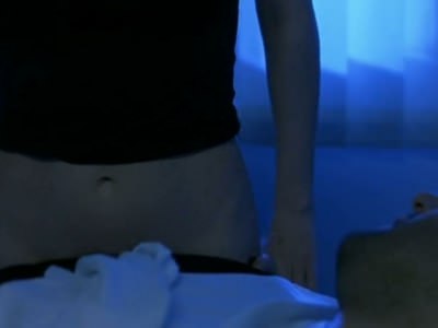 Девушка раздевается перед парнем