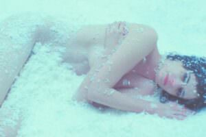 Ева Грин лежит голая в снегу в фильме Белая птица в метели