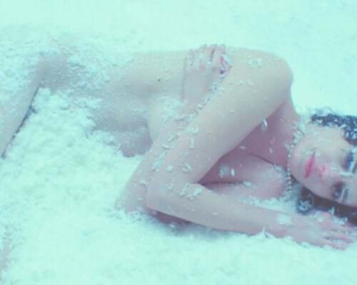 Ева Грин лежит голая в снегу в фильме Белая птица в метели