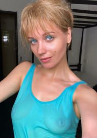 Грудь Кристина Асмус в прозрачной мокрой майке