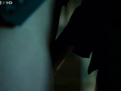 Мужчина трогает Софию Хелин за киску