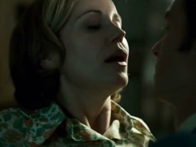 Мужчина трогает Софию Хелин за киску