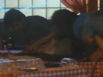 pyanye-muzhchiny-iznasilovali-svoyu-podrugu-pryamo-v-bare-1 Пьяные мужчины изнасиловали свою подругу прямо в баре