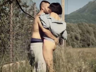 seks-v-pole-s-krasivoj-devushkoj-tempo-girl-1 Секс в поле с красивой девушкой в фильме Tempo Girl