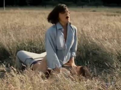 seks-v-pole-s-krasivoj-devushkoj-tempo-girl-2 Секс в поле с красивой девушкой в фильме Tempo Girl