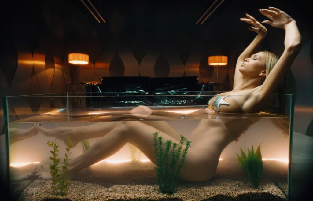 Сексуальная Вера Брежнева в аквариуме в музыкальном клипе