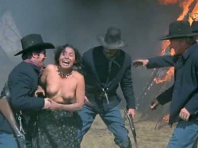 amerikanskie-soldaty-iznasilovali-indianku-iz-plemeni-1 Американские солдаты насильно раздевают индианку из племени