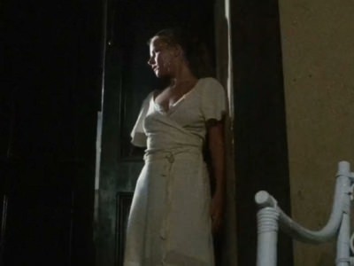 Девушка подглядывая за сексом в фильме Эммануэль и каннибалы