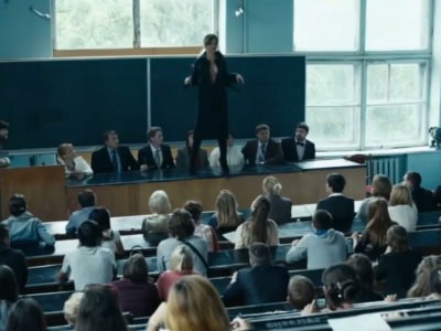 Карина Зверева снимает плащ в сериале Метод