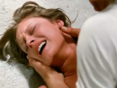 Мужчина изнасиловал учительницу за ее грубое поведение