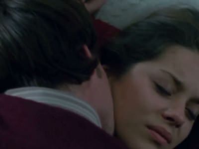 Парень изнасиловал молодую Марион Котийяр в фильме Хлоя