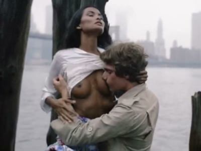 seks-laury-gemser-v-filme-emmanuel-i-kannibaly-2 Секс Лауры Гемсер в фильме Эммануэль и каннибалы