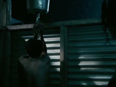 Африканка принимает душ после изнасилование в фильме Лагерь