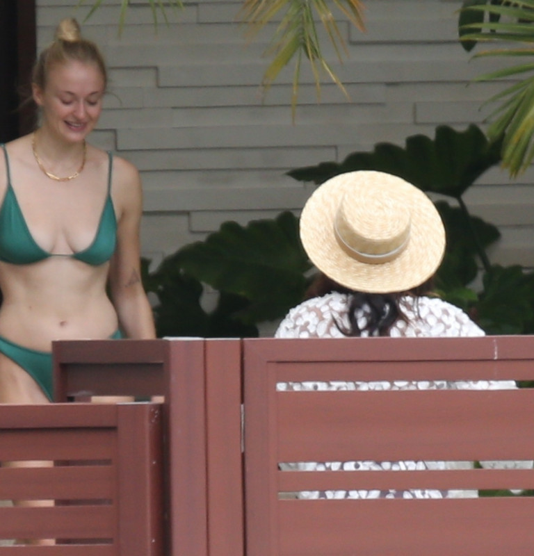 Софи Тернер случайные кадры | Вся правда о фигуре