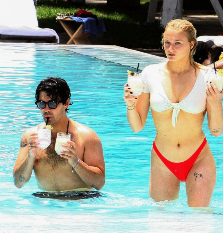 Софи Тернер случайные кадры | Вся правда о фигуре