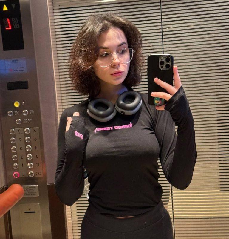 Ди Рубенс (DiRubens) в мокрой одежде | Без цензуры