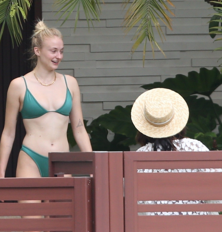 Софи Тернер случайные кадры | Вся правда о фигуре