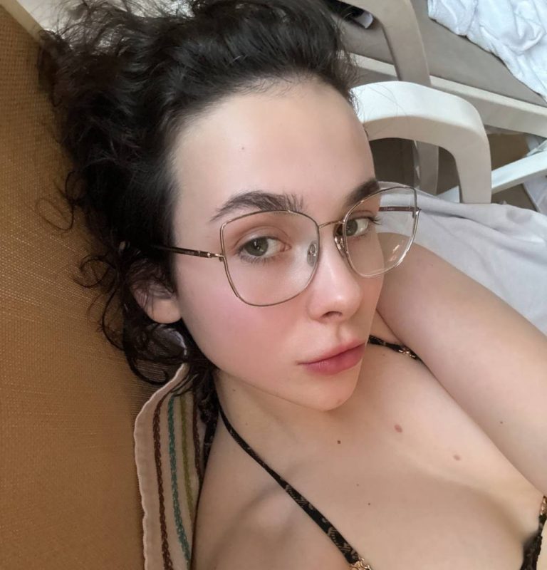 Ди Рубенс (DiRubens) в мокрой одежде | Без цензуры