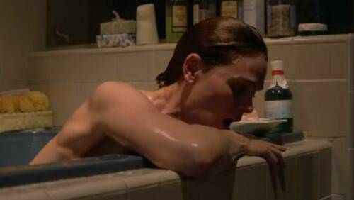 Эмили Дешанель принимает ванную в сериале Царство животных