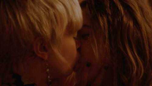 Кара Делевинь целует девушку в засос