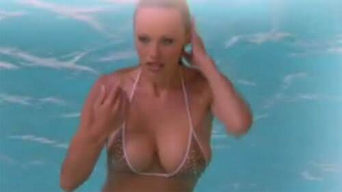 Памела Андерсон в купальнике в сериале V.I.P